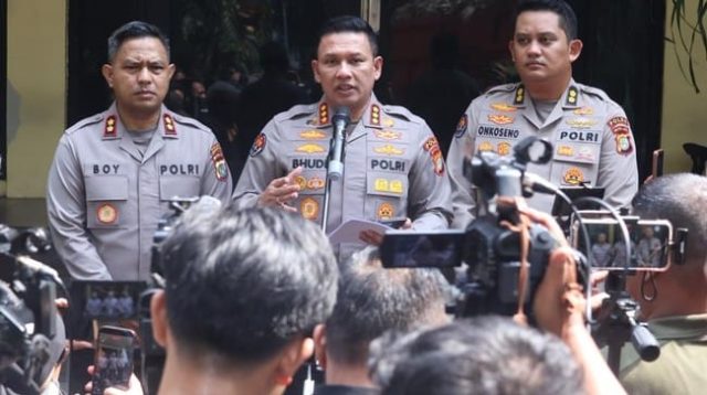 Kabid Humas Polda Metro Jaya Kombes Budi Hermanto memberikan keterangan kepada awak media terkait pelarangan jurnalis meliput aksi 28 Oktober 2026 di Jakarta.