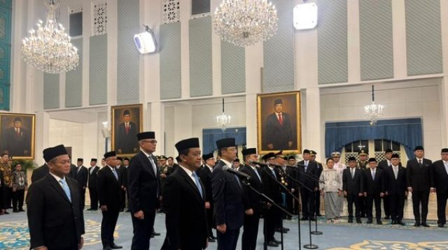 Sejumlah pejabat mengikuti prosesi pelantikan Kabinet Merah Putih di Istana Negara Jakarta.
