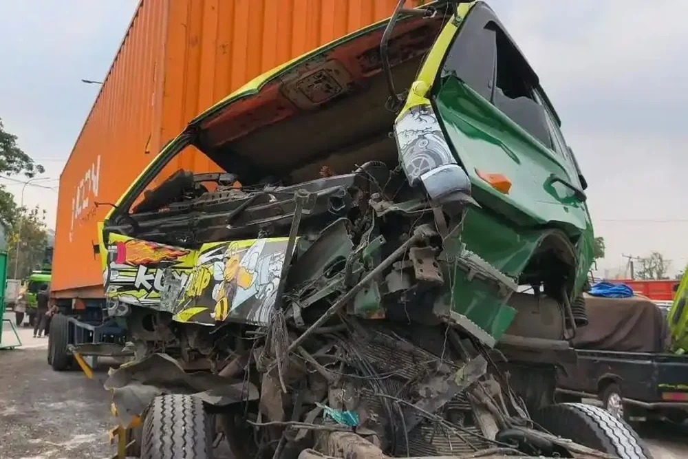 Truk kontainer mengalami kerusakan parah setelah terlibat kecelakaan beruntun di Tol Cipularang KM 91, Purwakarta.